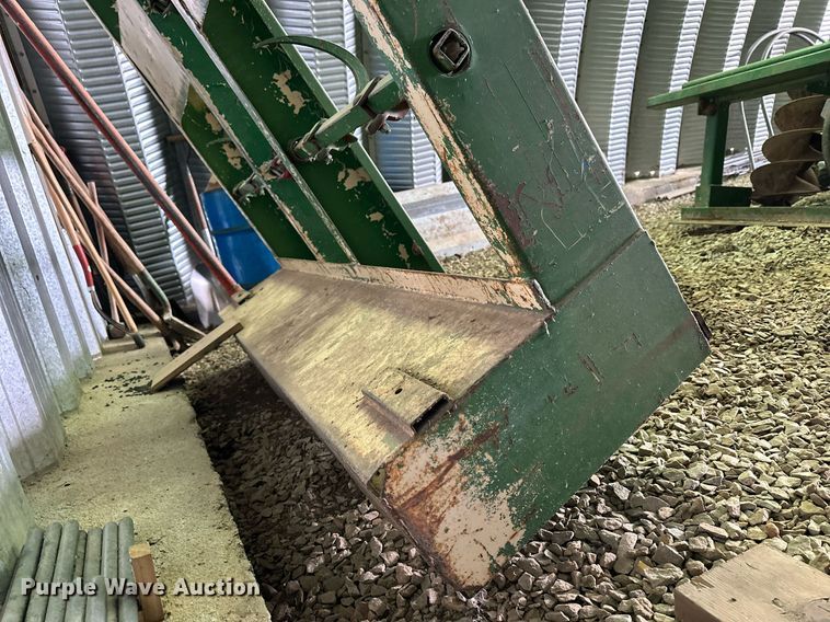 image for item LN9318 CTL M1800  square bale grapple