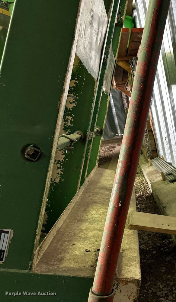 image for item LN9318 CTL M1800  square bale grapple