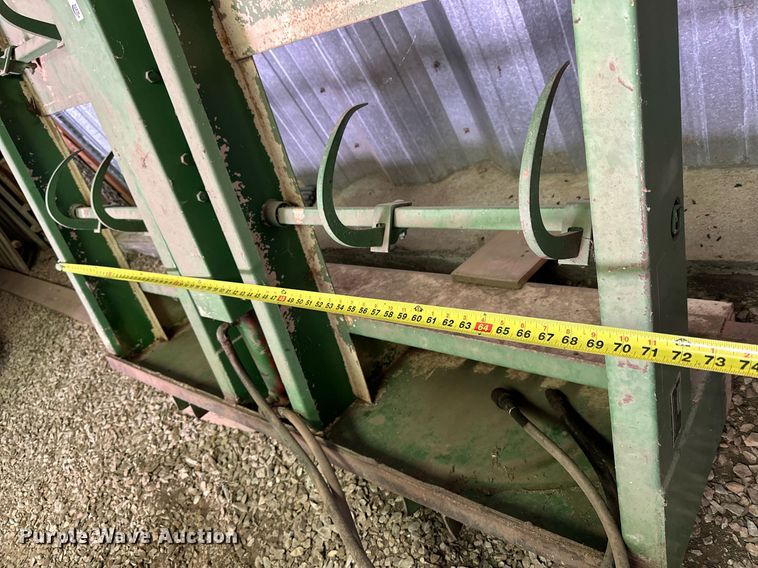 image for item LN9318 CTL M1800  square bale grapple