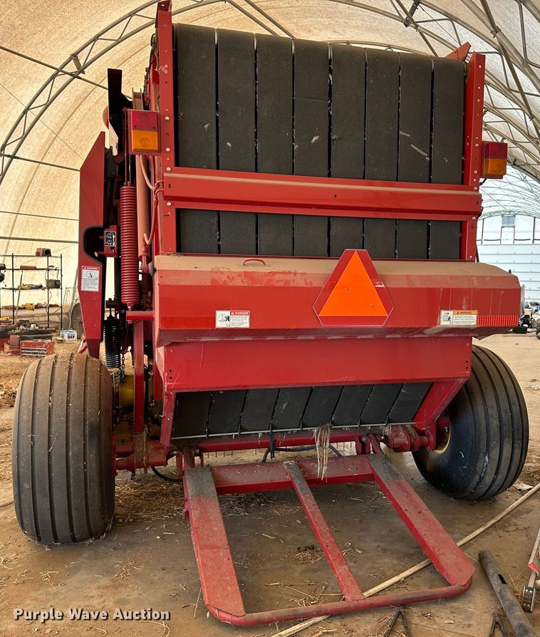 image for item LT9183 New Holland BR7090 Specialty Crop  round baler