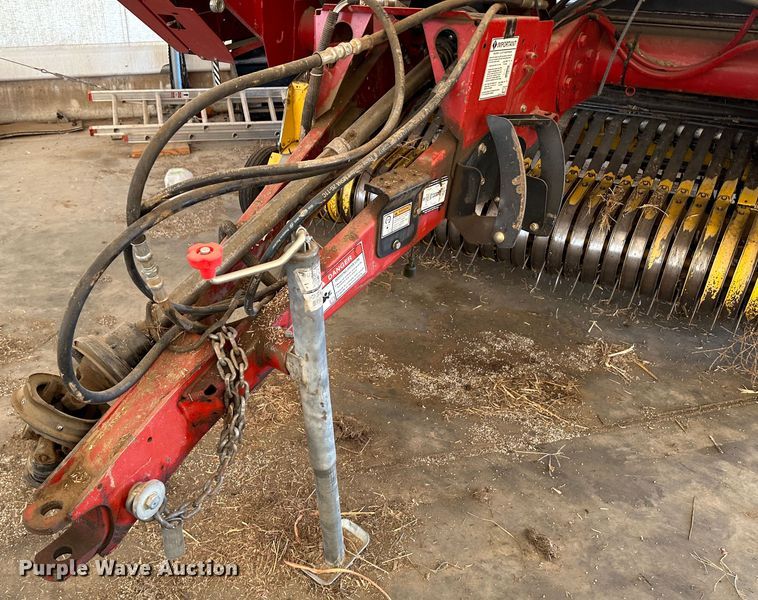 image for item LT9183 New Holland BR7090 Specialty Crop  round baler