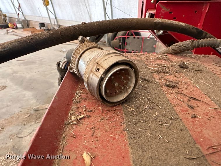 image for item LT9183 New Holland BR7090 Specialty Crop  round baler