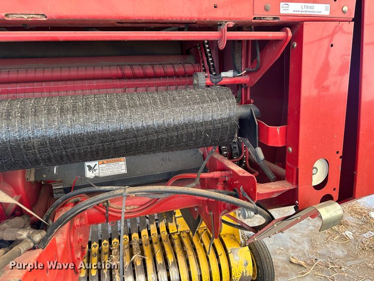 image for item LT9183 New Holland BR7090 Specialty Crop  round baler