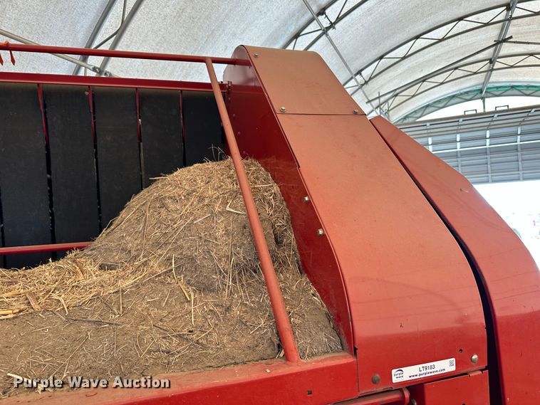 image for item LT9183 New Holland BR7090 Specialty Crop  round baler