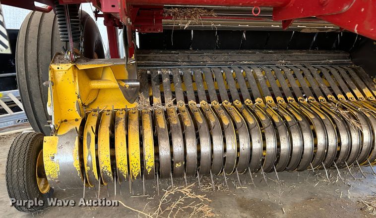 image for item LT9183 New Holland BR7090 Specialty Crop  round baler