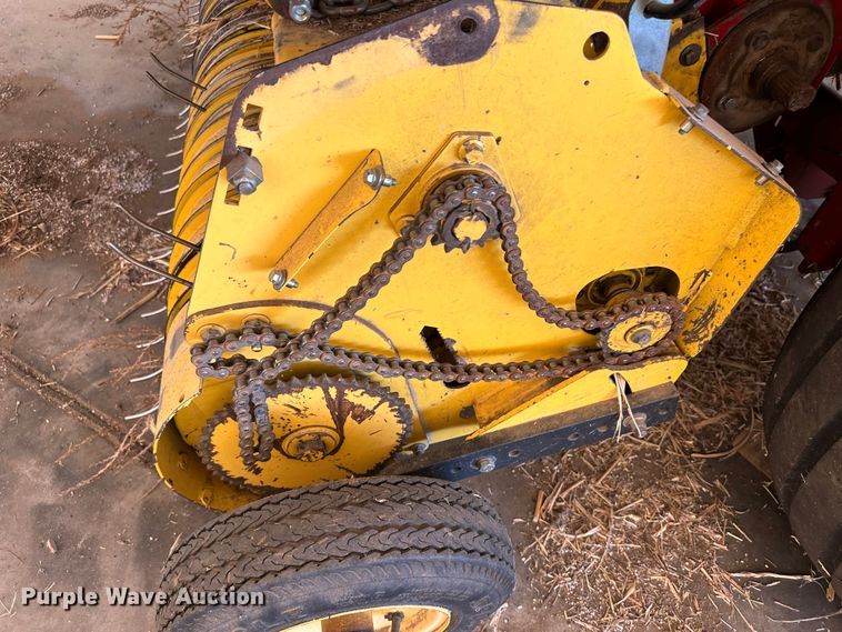 image for item LT9183 New Holland BR7090 Specialty Crop  round baler