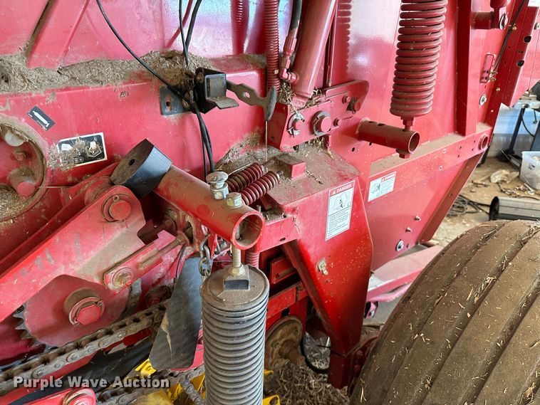 image for item LT9183 New Holland BR7090 Specialty Crop  round baler