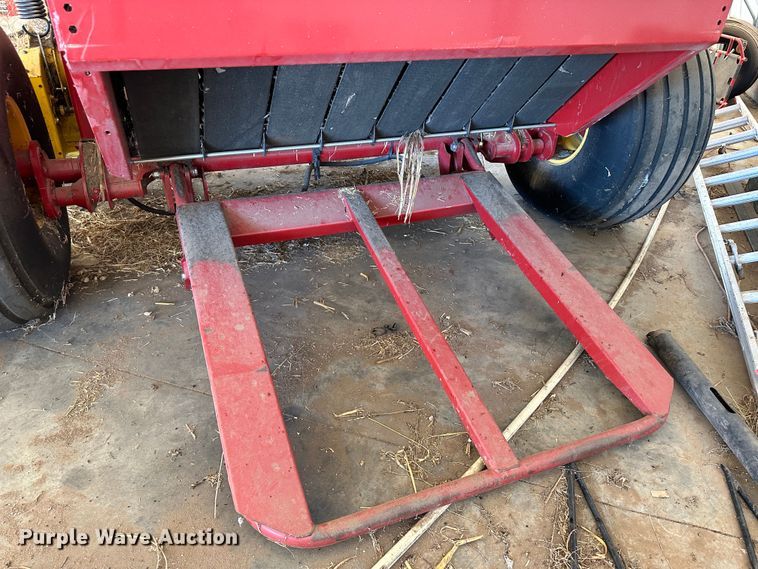 image for item LT9183 New Holland BR7090 Specialty Crop  round baler