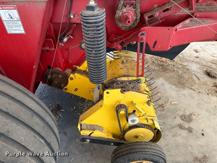 image for item LT9183 New Holland BR7090 Specialty Crop  round baler