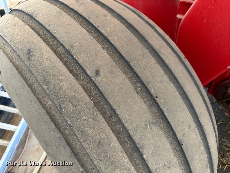 image for item LT9183 New Holland BR7090 Specialty Crop  round baler