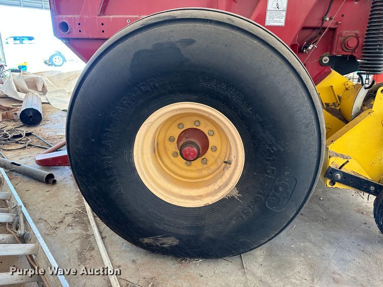 image for item LT9183 New Holland BR7090 Specialty Crop  round baler