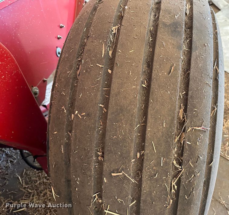 image for item LT9183 New Holland BR7090 Specialty Crop  round baler