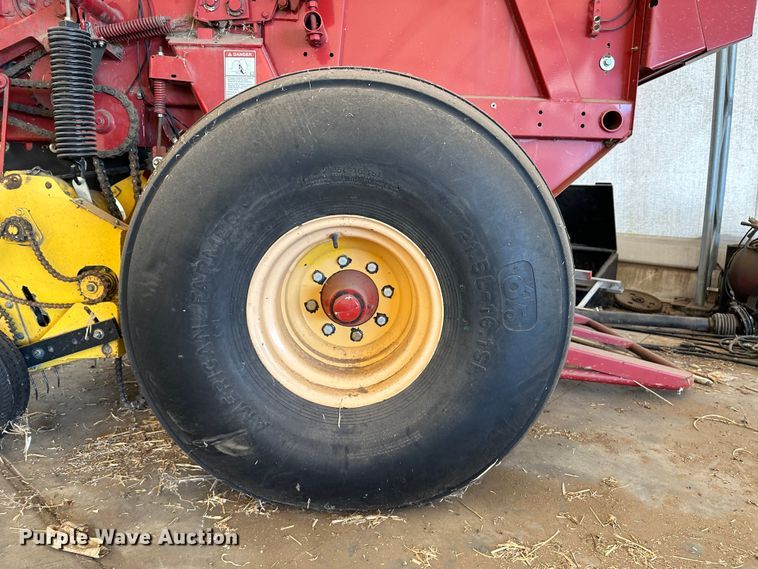image for item LT9183 New Holland BR7090 Specialty Crop  round baler