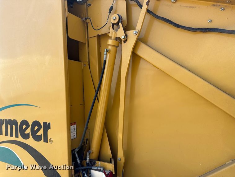 image for item LT9244 Vermeer 605M  round baler