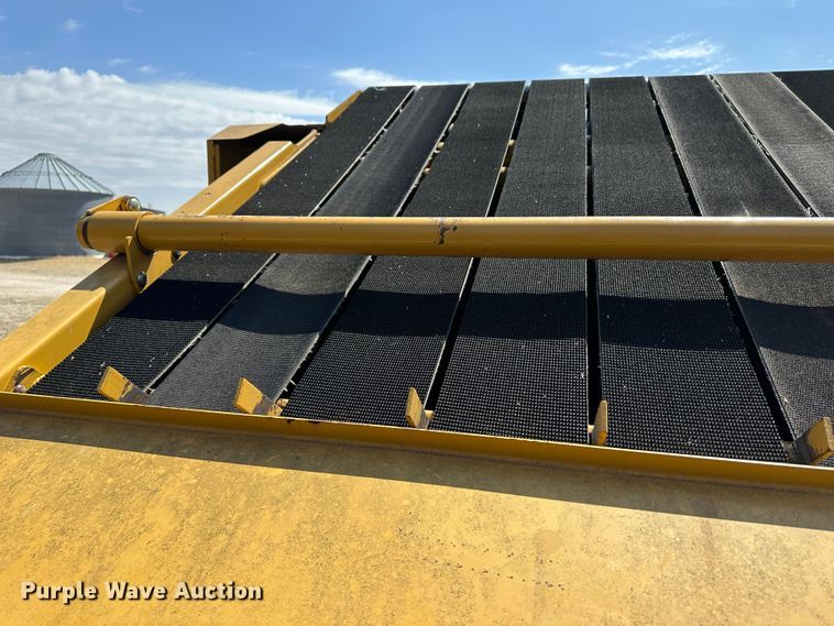 image for item LT9244 Vermeer 605M  round baler