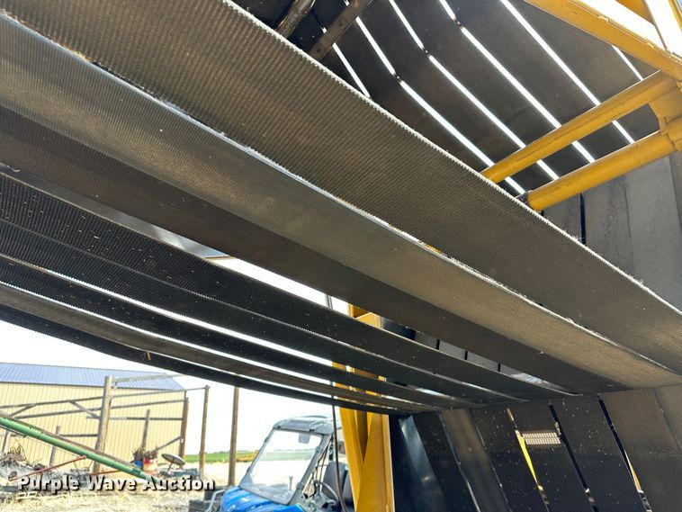 image for item LT9244 Vermeer 605M  round baler