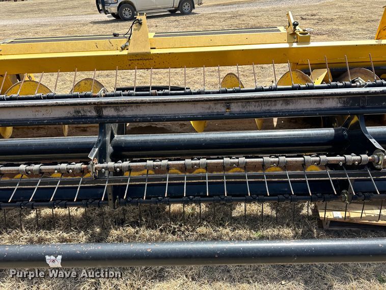 image for item LT9245 2014 New Holland 18HS  windrower header