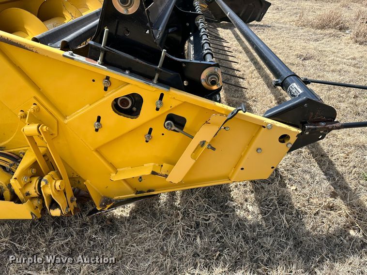 image for item LT9245 2014 New Holland 18HS  windrower header