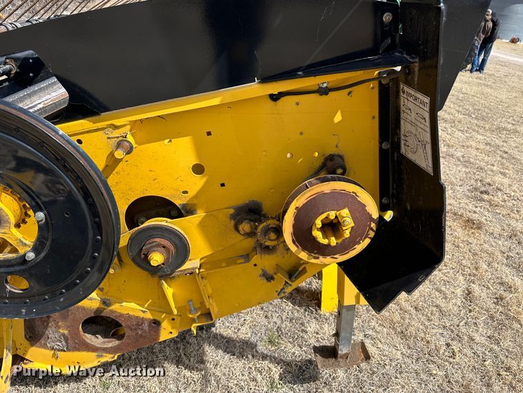 image for item LT9245 2014 New Holland 18HS  windrower header