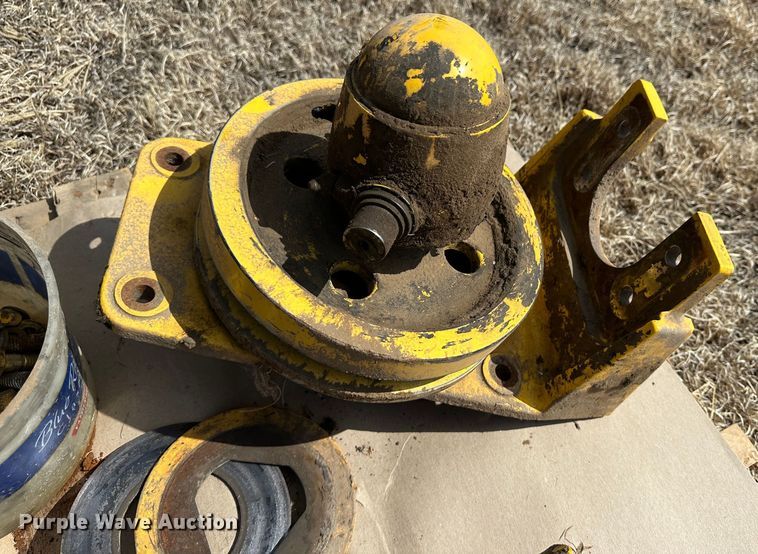 image for item LT9245 2014 New Holland 18HS  windrower header