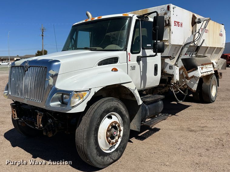 image for item LT9258 2007 International 7400  feed mixer truck