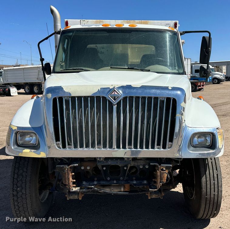 image for item LT9258 2007 International 7400  feed mixer truck