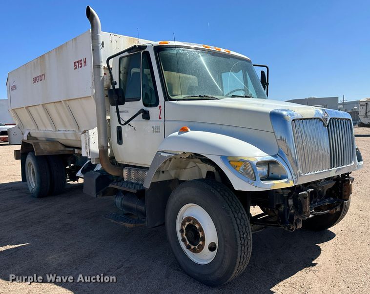 image for item LT9258 2007 International 7400  feed mixer truck