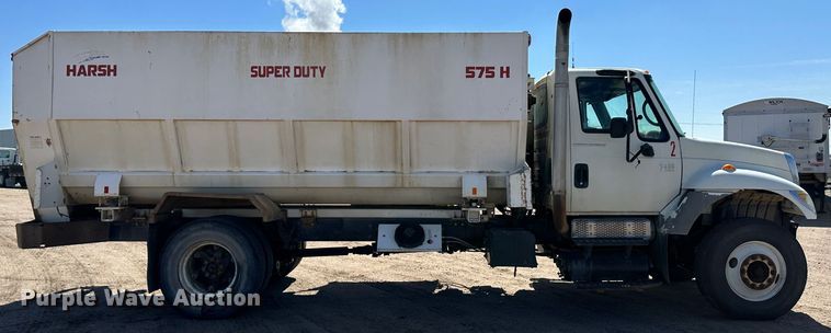 image for item LT9258 2007 International 7400  feed mixer truck