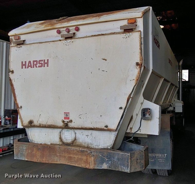 image for item LT9258 2007 International 7400  feed mixer truck