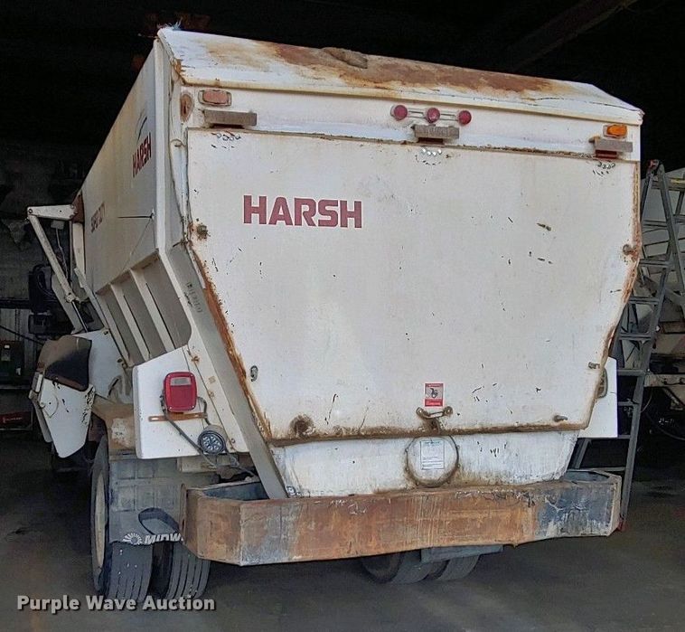 image for item LT9258 2007 International 7400  feed mixer truck