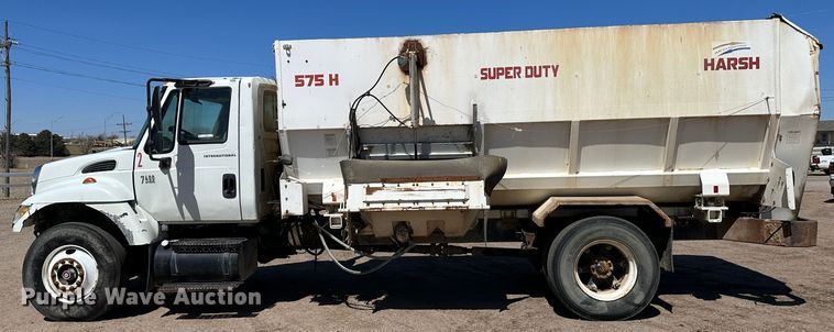 image for item LT9258 2007 International 7400  feed mixer truck