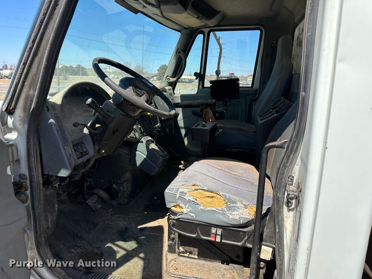 image for item LT9258 2007 International 7400  feed mixer truck