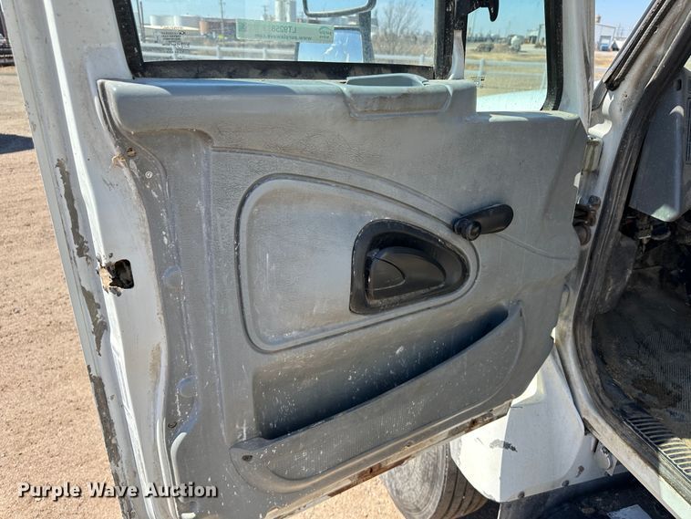 image for item LT9258 2007 International 7400  feed mixer truck