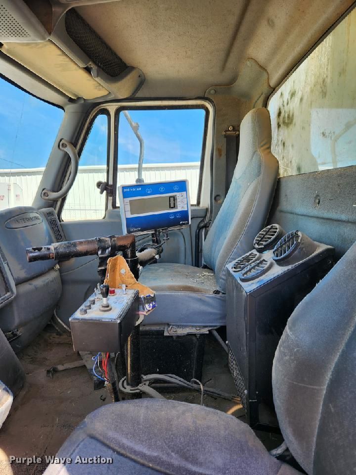 image for item LT9258 2007 International 7400  feed mixer truck