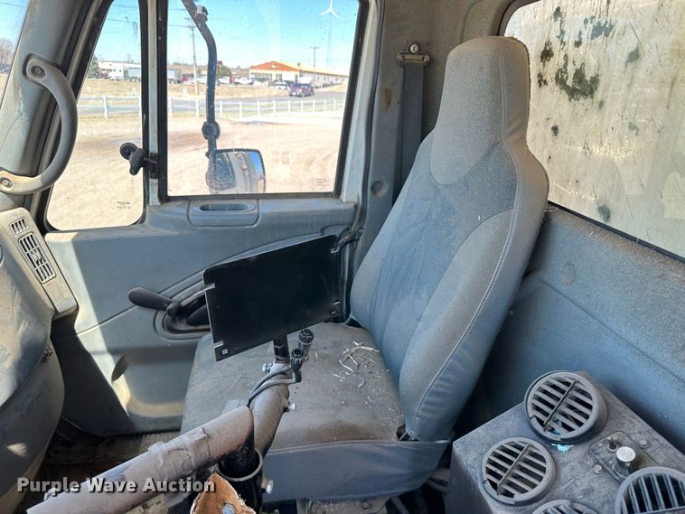 image for item LT9258 2007 International 7400  feed mixer truck