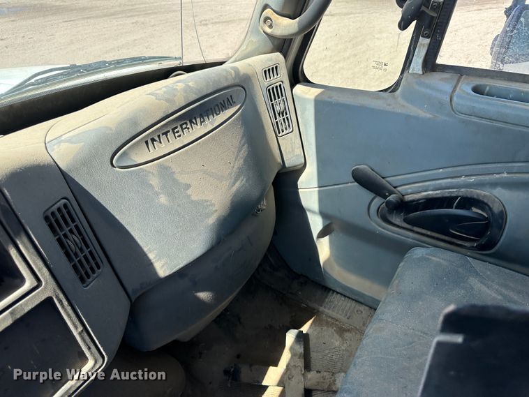 image for item LT9258 2007 International 7400  feed mixer truck