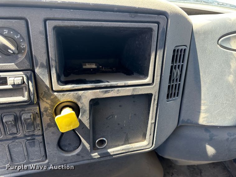 image for item LT9258 2007 International 7400  feed mixer truck