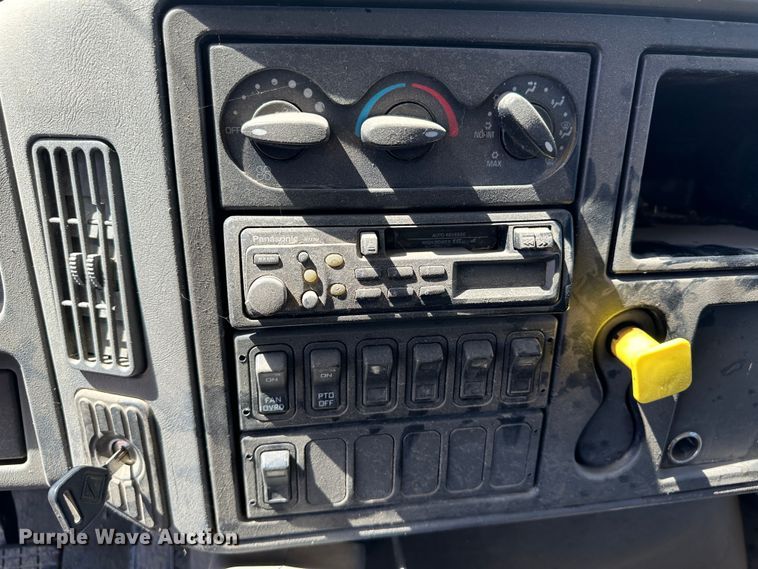 image for item LT9258 2007 International 7400  feed mixer truck