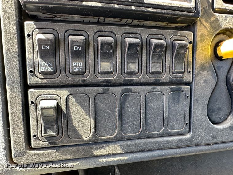 image for item LT9258 2007 International 7400  feed mixer truck