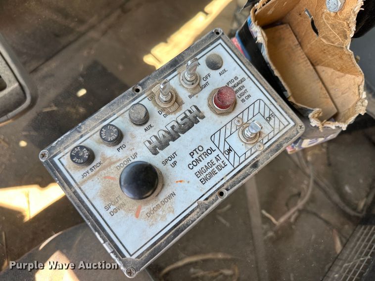 image for item LT9258 2007 International 7400  feed mixer truck