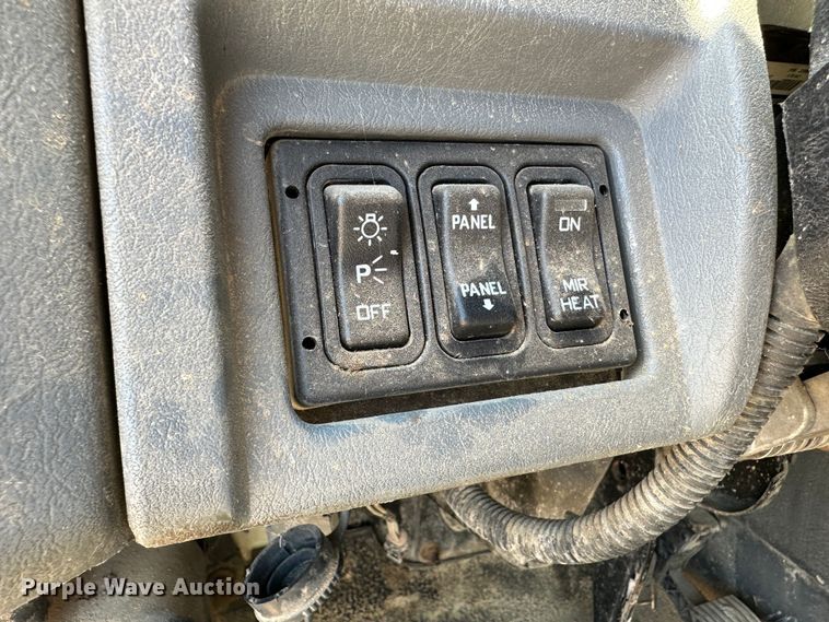 image for item LT9258 2007 International 7400  feed mixer truck