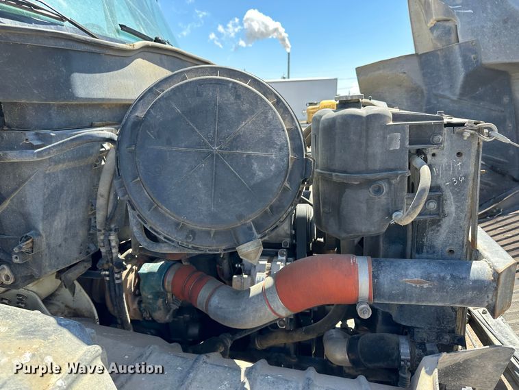 image for item LT9258 2007 International 7400  feed mixer truck