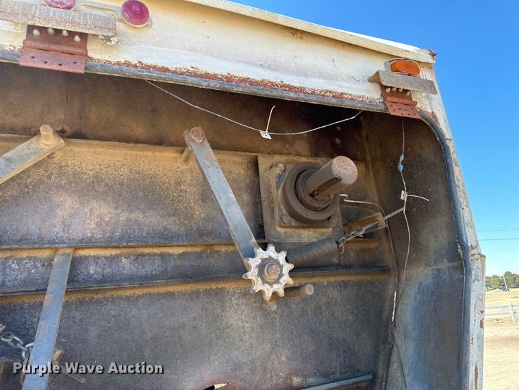 image for item LT9258 2007 International 7400  feed mixer truck