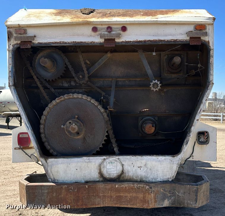 image for item LT9258 2007 International 7400  feed mixer truck