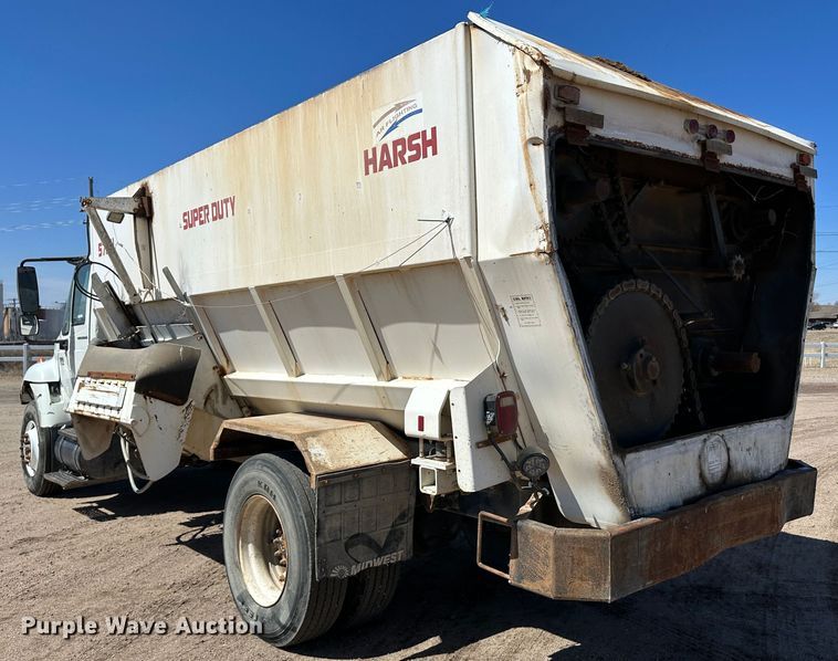 image for item LT9258 2007 International 7400  feed mixer truck