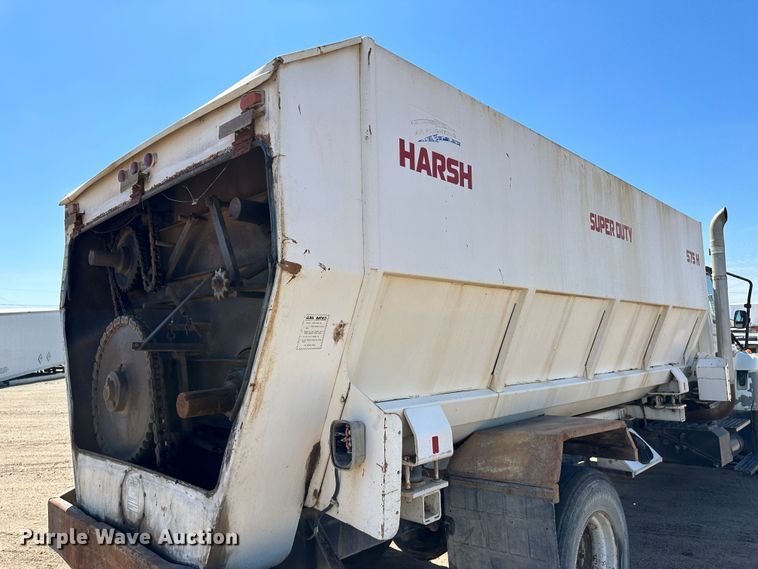 image for item LT9258 2007 International 7400  feed mixer truck