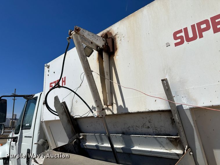 image for item LT9258 2007 International 7400  feed mixer truck