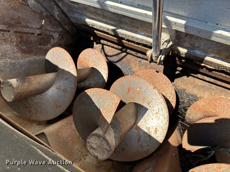 image for item LT9258 2007 International 7400  feed mixer truck