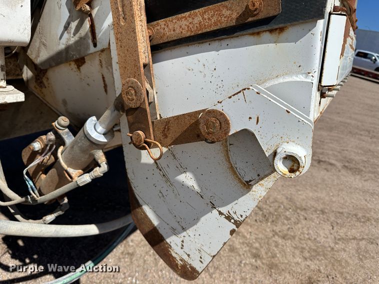 image for item LT9258 2007 International 7400  feed mixer truck