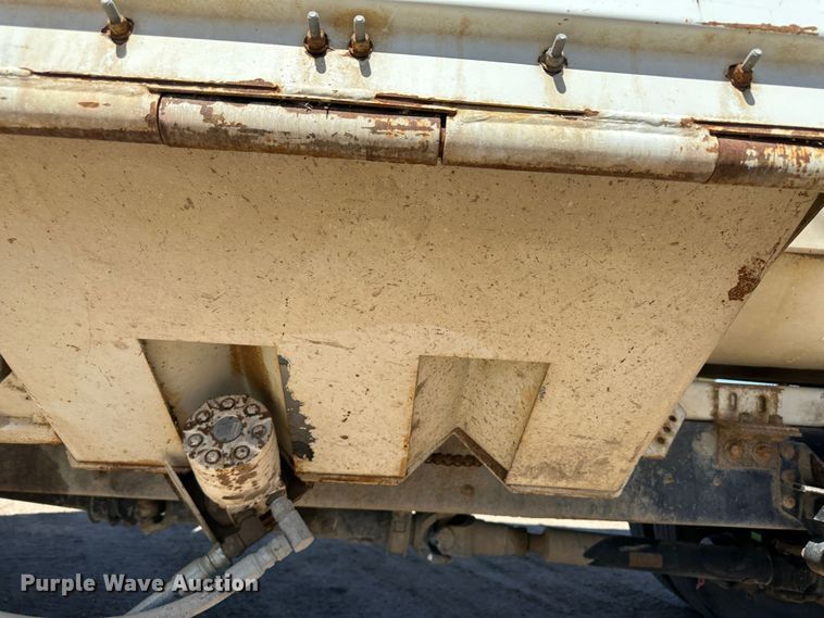 image for item LT9258 2007 International 7400  feed mixer truck